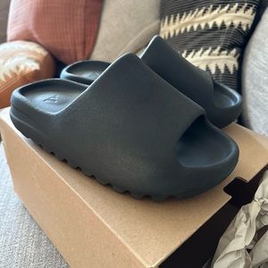 Yeezy Onyx Slides sz 4Y comes with box.
